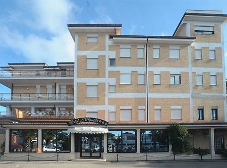 Hotel L'Aquila Pomezia Exterior photo