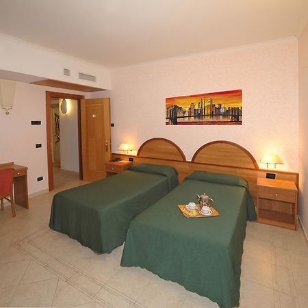 Hotel L'Aquila Pomezia Exterior photo