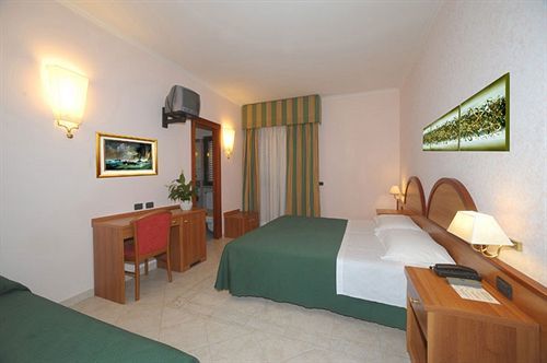 Hotel L'Aquila Pomezia Exterior photo
