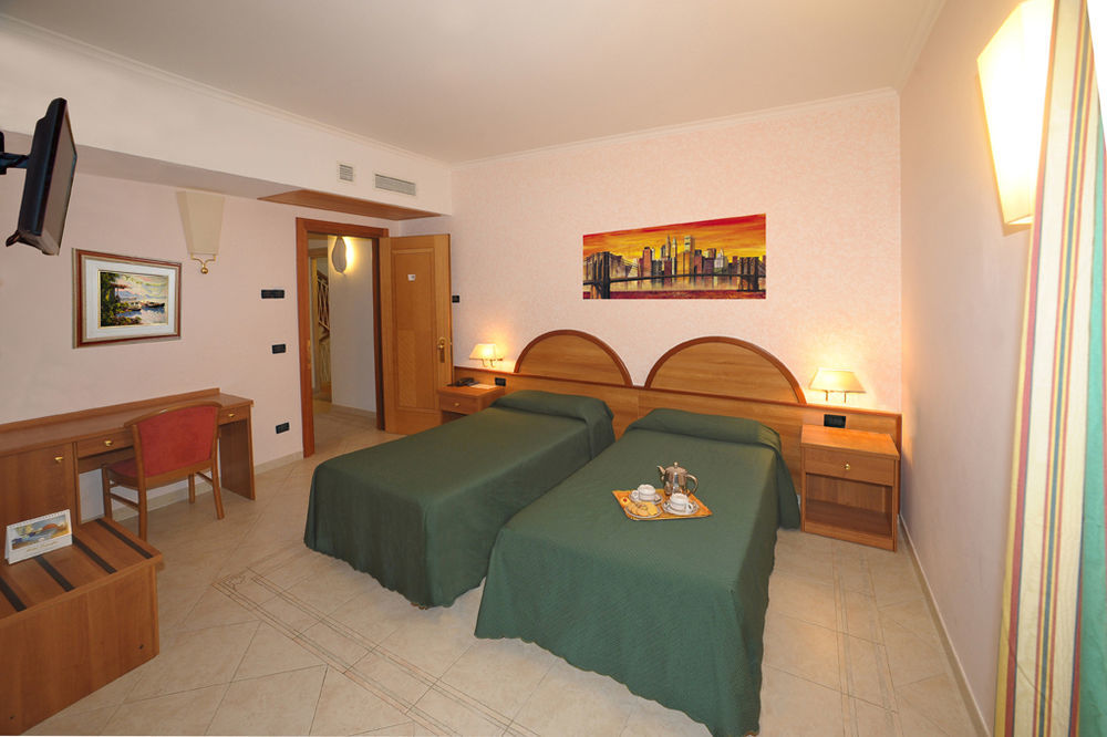 Hotel L'Aquila Pomezia Exterior photo